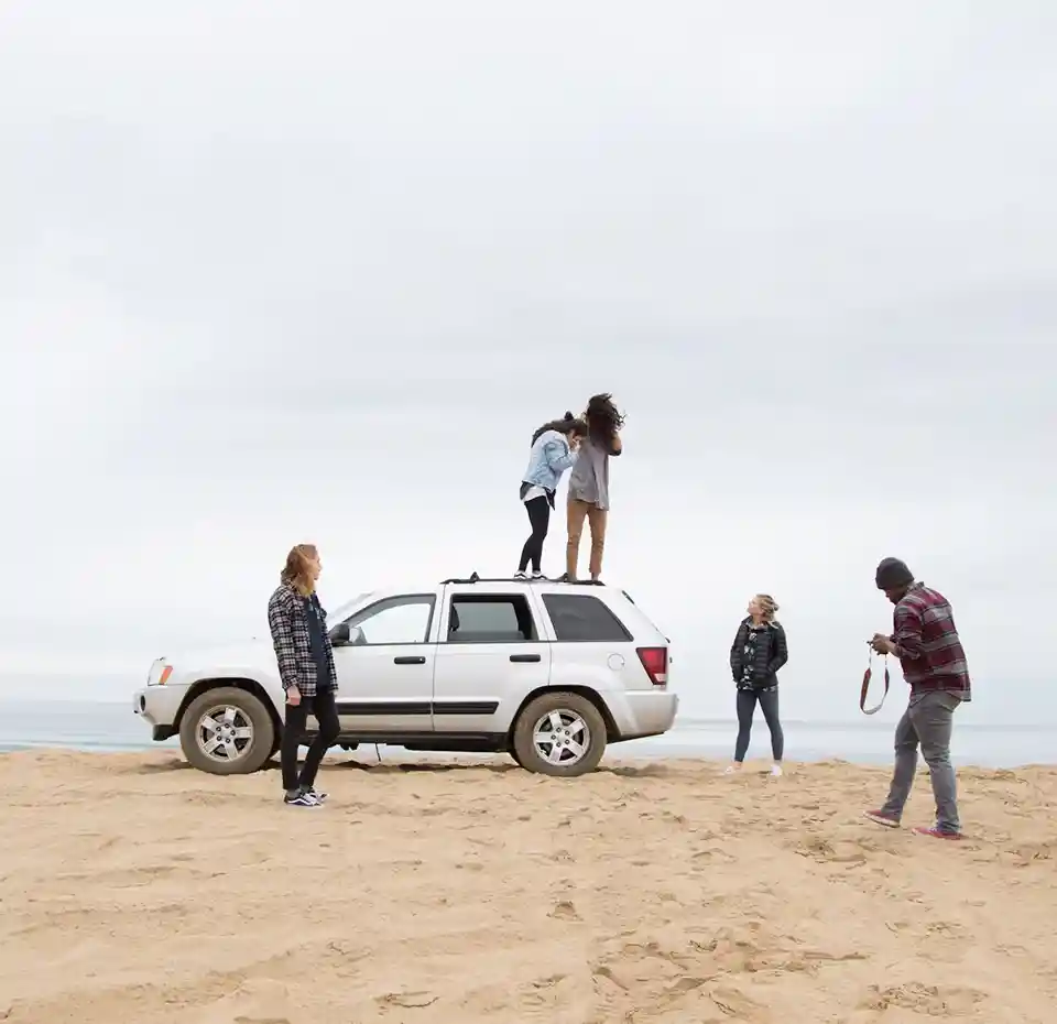 Grupo de jóvenes en la playa