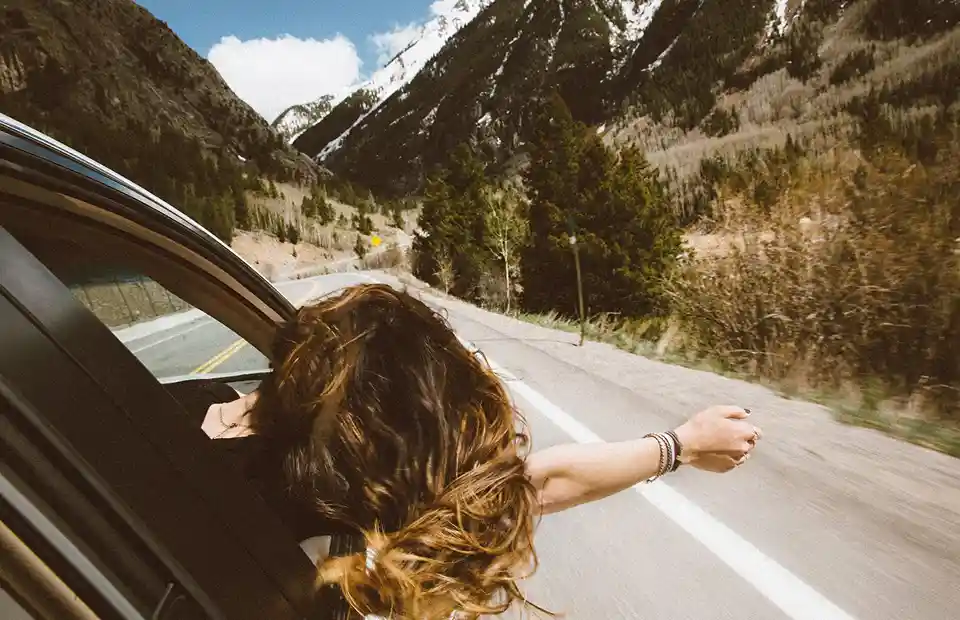 Mujer copiloto disfrutando de la brisa del viento