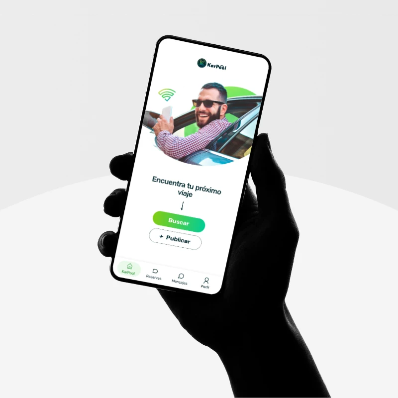 Mockup de la app móvil Karpool para transporte compartido, mostrando la pantalla de inicio en un teléfono móvil sostenido por una mano