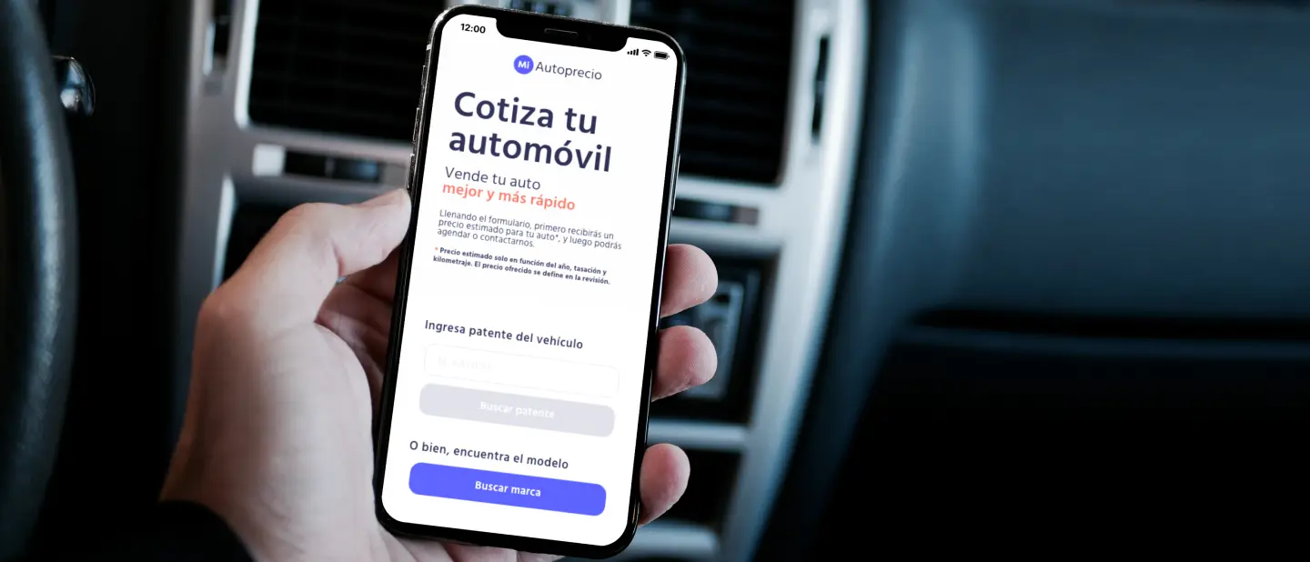 Portada del proyecto Miautoprecio que muestra una mano dentro de un auto sosteniendo un teléfono móvil con la web de cotización de vehículos